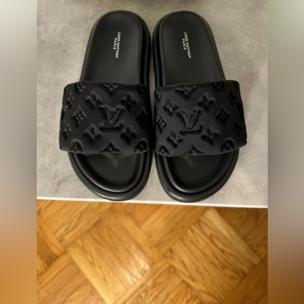 Lv Black Pool Slides